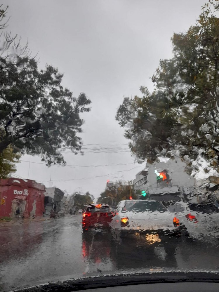 Fin de semana gris y húmedo en Paraná: lluvias, chaparrones y culpas al norte